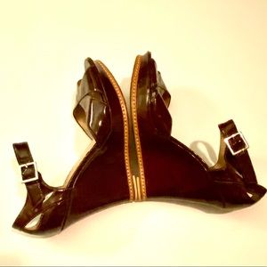 Boutique 58 glossy patent leather wedge sandals size 7